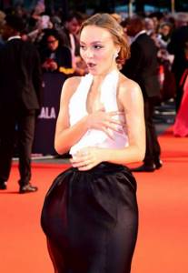 Откровенное декольте и прозрачные ткани: Лили-Роуз Депп едва не оголилась на кинофестивале в Лондоне (ФОТО)