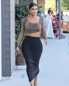 Ким Кардашьян в узкой юбке и кроп-топе появилась на улицах Калифорнии (ГОЛОСОВАНИЕ)