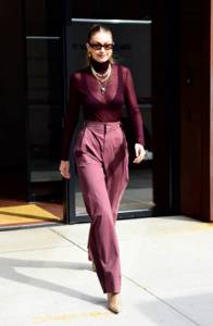 Джиджи Хадид вслед за Меган Маркл примерила образ в оттенках бордового