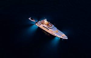Суперяхты светятся ночью яркими огнями во время яхт-шоу в Монако
