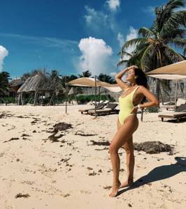 Настя Каменских в лимонном купальнике сексуально позировала на пляже в Мексике