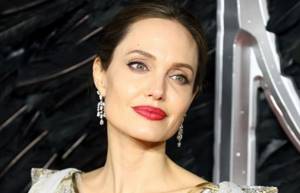 Снова сияет: Анджелина Джоли в платье принцессы с детьми на премьере "Малефисенты" в Лондоне