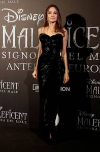 Темная магия: Анджелина Джоли в роскошном платье на кинопремьере "Малефисента: Повелительница тьмы" (ФОТО)