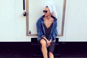 Светлана Ходченкова подобрала полотенце на голову в цвет обуви