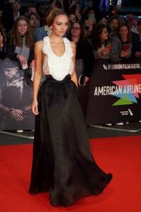 Откровенное декольте и прозрачные ткани: Лили-Роуз Депп едва не оголилась на кинофестивале в Лондоне (ФОТО)
