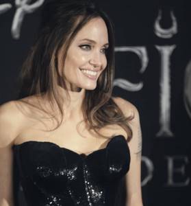 Темная магия: Анджелина Джоли в роскошном платье на кинопремьере "Малефисента: Повелительница тьмы" (ФОТО)