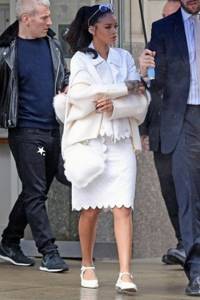 Стильный total white: Рианна в белоснежном образе на презентации бренда ее брата в Лондоне (ФОТО+ГОЛОСОВАНИЕ)
