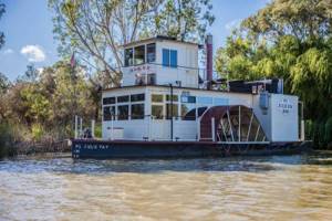 Пара превратила старинную лодку в стильный плавучий дом