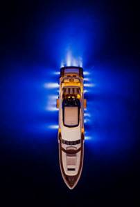 Суперяхты светятся ночью яркими огнями во время яхт-шоу в Монако