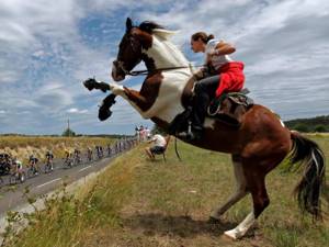 Экстравагантные костюмы поклонников Tour de France