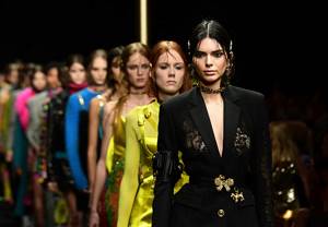Формат coed: Versace впервые объединят показы мужской и женской коллекций в 2020 году