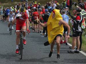 Экстравагантные костюмы поклонников Tour de France