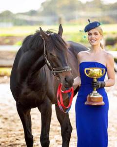 Китти Спенсер в платье с обнаженными плечами позировала с конем в Мельбурне