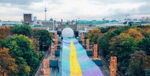 Это надо видеть: Инсталляция в честь 30-летия падения Берлинской стены ❘ видео