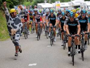 Экстравагантные костюмы поклонников Tour de France