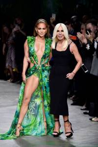Versace подал иск на масс-маркет: почему культовое платье Дженнифер Лопес стало предметом судебного спора?