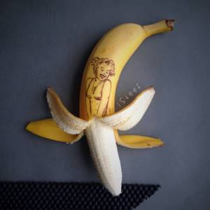 Голландский художник рисует на бананах