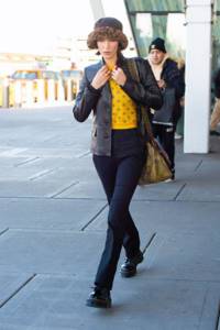 Уже утеплилась: Белла Хадид носит шапку-панамку с меховым отворотом в Нью-Йорке