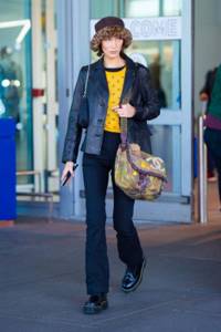 Уже утеплилась: Белла Хадид носит шапку-панамку с меховым отворотом в Нью-Йорке