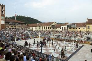 
        «Человеческая» шахматная партия в Италии            