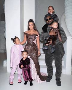 Ким Кардашьян опубликовала рождественское фото со всей семьей — но фанаты обратили внимание лишь на ее осиную талию