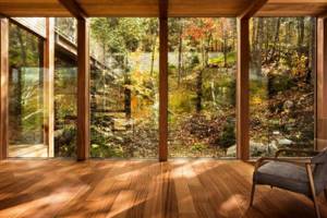 Лесной дачный дом на откосе в Канаде