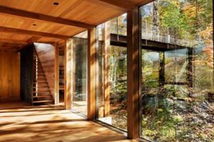 Лесной дачный дом на откосе в Канаде