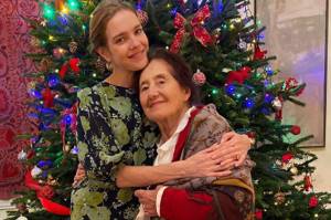 Новый год в Париже: Наталья Водянова нарядила ёлку с 90-летней бабушкой и детьми