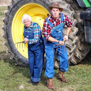 Бабушка и внук одеваются в смешные наряды и делают крутые фото