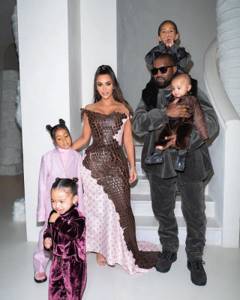 Ким Кардашьян опубликовала рождественское фото со всей семьей — но фанаты обратили внимание лишь на ее осиную талию