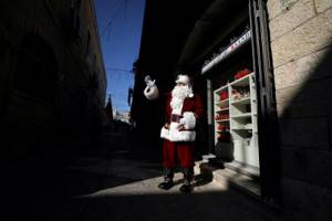 Санта-Клаусы и Деды Морозы на улицах городов