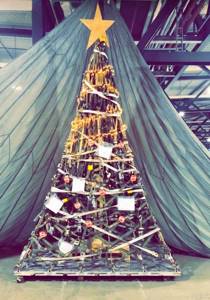 23 новогодние ёлки, построенные креативными людьми на рабочем месте из того, что оказалось под рукой