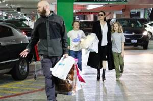 Анджелина Джоли в «мужской» рубашке и на шпильках отправилась по магазинам с детьми