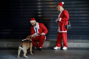 Санта-Клаусы и Деды Морозы на улицах городов