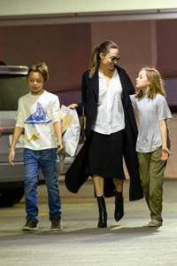 Анджелина Джоли в «мужской» рубашке и на шпильках отправилась по магазинам с детьми