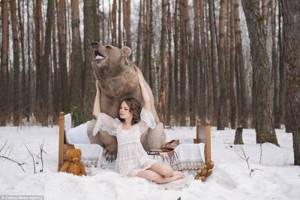 Снежная фотосессия двух российских моделей с медведем