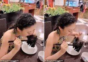 Китаянка ест летучую мышь целиком (видео)