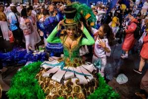 Красочные карнавалы в Сан-Паулу и Рио-де-Жанейро