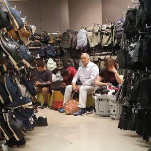 Мучения мужчин, ждущих своих жен во время шопинга