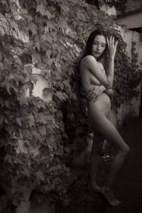 Черно-белые снимки в жанре «Ню» Айши Марин