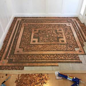 Женщина сделала мозаичный пол из 7500 монет