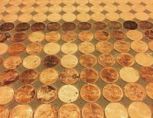 Женщина сделала мозаичный пол из 7500 монет