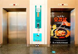 Торговые центры Таиланда заменили кнопки в лифтах на педали