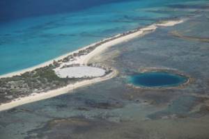 Самые опасные острова Земли: болезни, змеи и аборигены с копьями