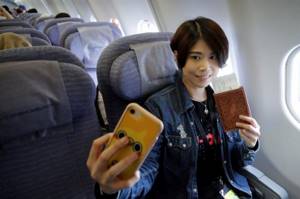 На Тайване запустили фейковые полёты: пассажиры проходят паспортный контроль и садятся в самолёт, который не взлетает
