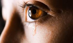 Почему слезы соленые и помогают справиться со стрессом?