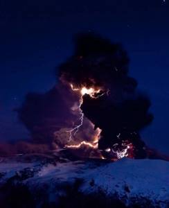Электрические штормы в облаке пепла при извержении вулкана