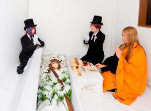 Японский художник устраивает похороны секс-кукол для убитых горем владельцев