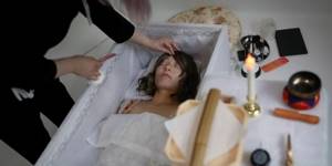 Японский художник устраивает похороны секс-кукол для убитых горем владельцев