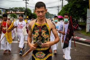 Верующие пронзают щеки на фестивале вегетарианцев в Таиланде